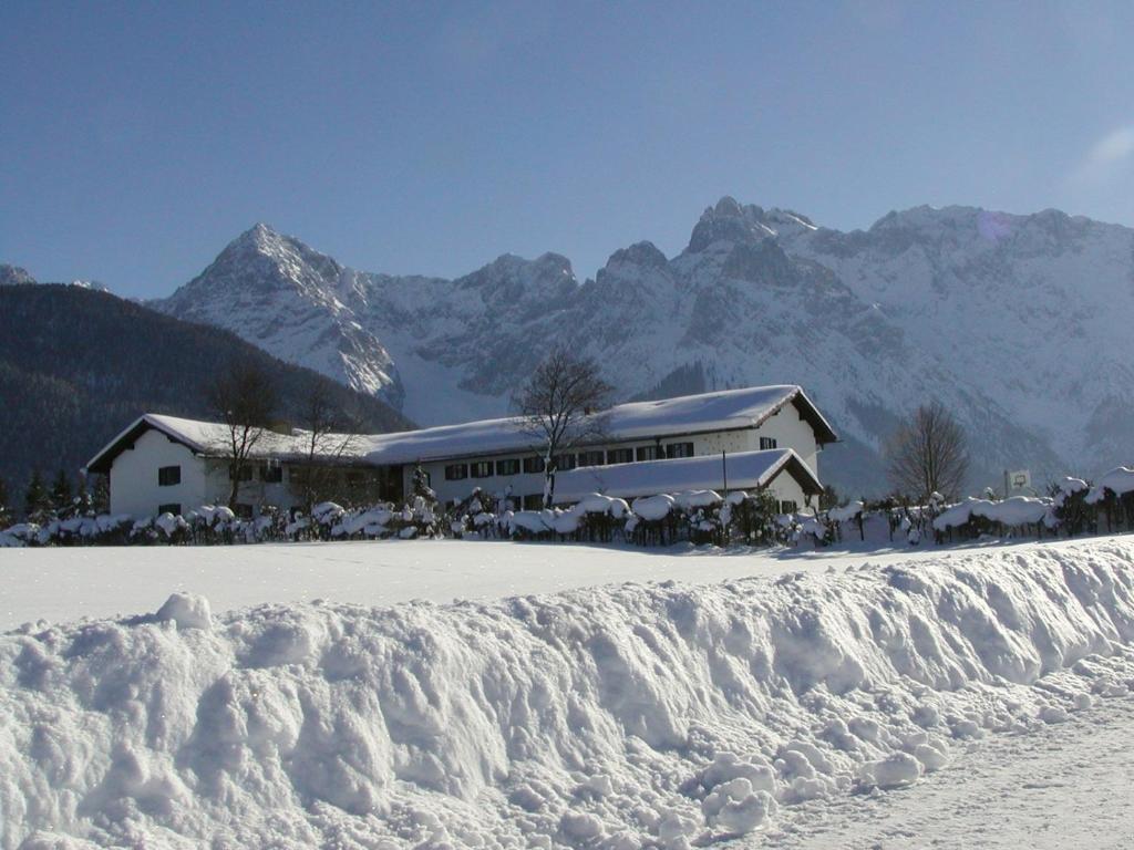 Jugendherberge Mittenwald Bagian luar foto